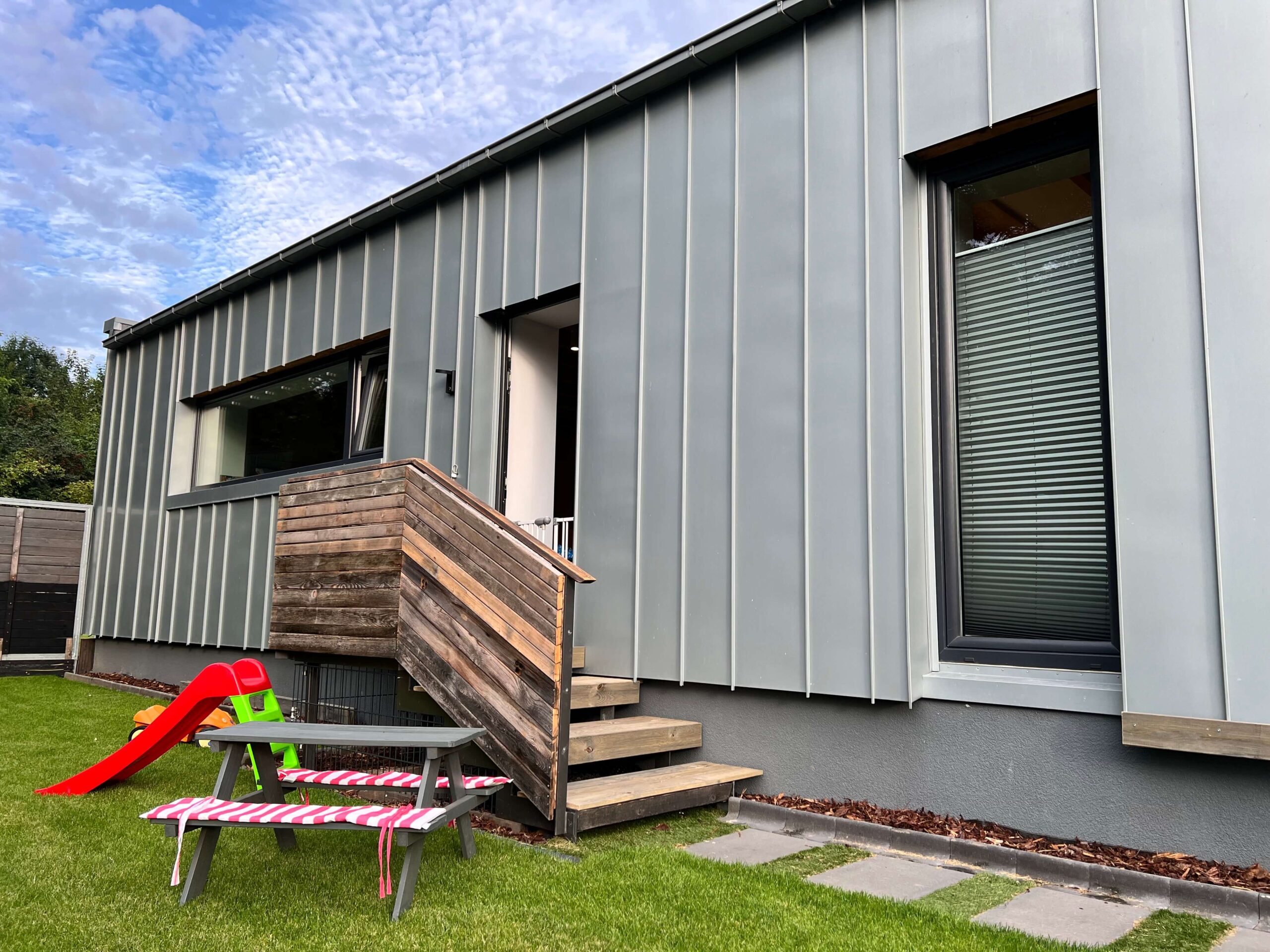 Außenfassade von Haus mit Rutsche und Treppe